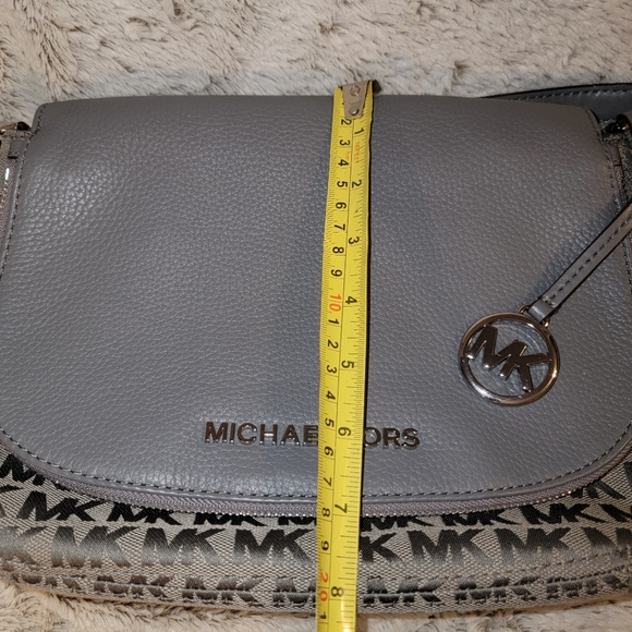 Michael Kors gray bag and matching wallet. - Picture 9 of 16